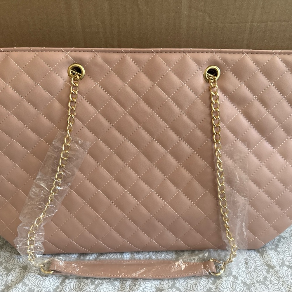 Chic Quilted Shoulder Bag with Gold Chain